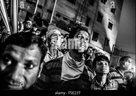 Savar, Dhaka, Bangladesh. Xxv Aprile, 2013. Le persone sono in attesa al di fuori dell'edificio crollato durante l'operazione di salvataggio. Il 24 aprile 2013, un otto-storia edificio è crollato in Savar, nei pressi della capitale del Bangladesh Dhaka, uccidendo più di 1100 persone, il ferimento di circa 2.500. Rana Plaza, che alloggiati in cinque fabbriche di indumento, era stato progettato con solo sei storie e destinato per negozi e uffici. © Rahul Talukder/ZUMA filo/Alamy Live News Foto Stock