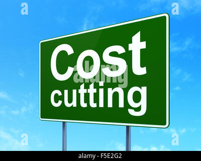 Il concetto di business: taglio di costo sul cartello stradale sullo sfondo Foto Stock