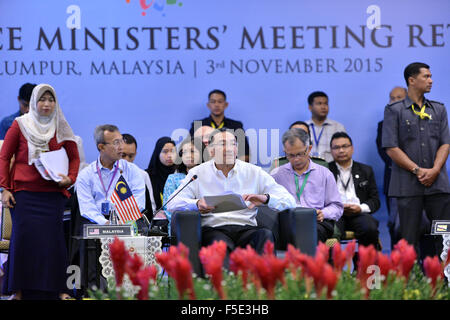 (151103) -- SUBANG (Malesia), nov. 3, 2015 (Xinhua) -- Malese Ministro della difesa Hishammuddin Hussein anteriore (C) parla durante l'ASEAN (Associazione delle nazioni del sud-est asiatico) difesa dei Ministri (ADMM) Ritiro in Subang, Malaysia, nov. 3, 2015. Il Ritiro di ADMM e la terza ADMM-Plus ha dato dei calci a fuori sede martedì, con la partecipazione di delegati provenienti da Stati membri dell'ASEAN, il Segretariato ASEAN e dialogo ASEAN paesi partner. (Xinhua/Chong Voon Chung) Foto Stock