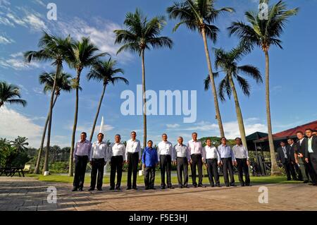 (151103) -- SUBANG (Malesia), nov. 3, 2015 (Xinhua) -- delegati posano per una foto di gruppo prima dell'apertura dell'ASEAN (Associazione delle nazioni del sud-est asiatico) difesa dei Ministri (ADMM) Ritiro in Subang, Malaysia, nov. 3, 2015. Il Ritiro di ADMM e la terza ADMM-Plus ha dato dei calci a fuori sede martedì, con la partecipazione di delegati provenienti da Stati membri dell'ASEAN, il Segretariato ASEAN e dialogo ASEAN paesi partner. (Xinhua/Chong Voon Chung) Foto Stock