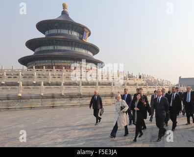 Pechino, Cina. 3 Novembre, 2015. Il Presidente francese Francois Hollande (R) anteriore visita il Tempio del cielo di Pechino, capitale della Cina, nov. 3, 2015. Credito: Ding Lin/Xinhua/Alamy Live News Foto Stock