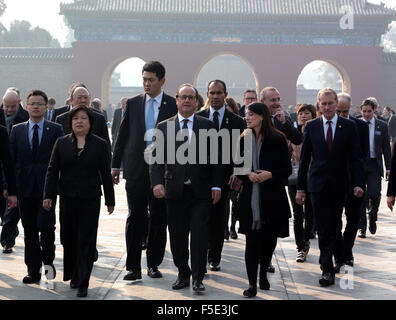 Pechino, Cina. 3 Novembre, 2015. Il Presidente francese Francois Hollande (C) visite al Tempio del cielo di Pechino, capitale della Cina, nov. 3, 2015. Credito: Ding Lin/Xinhua/Alamy Live News Foto Stock