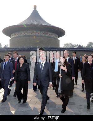 Pechino, Cina. 3 Novembre, 2015. Il Presidente francese Francois Hollande (C) visite al Tempio del cielo di Pechino, capitale della Cina, nov. 3, 2015. Credito: Ding Lin/Xinhua/Alamy Live News Foto Stock