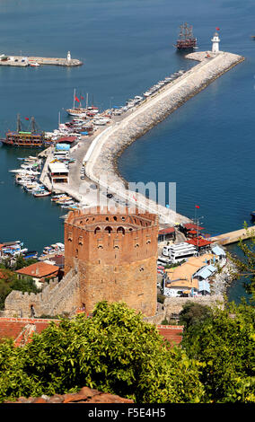 Bagno turco resort città di Alanya Bay con le navi e la torre rossa Foto Stock