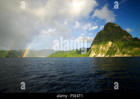 Doppio arcobaleno su Petit Piton, Santa Lucia Foto Stock