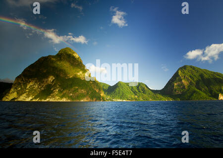 Rainbow su Petit Piton, Santa Lucia Foto Stock