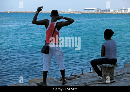 Persone sedute lungo la banchina all'entrata di Kyrenia porto di Cipro Nord KATHY DEWITT Foto Stock