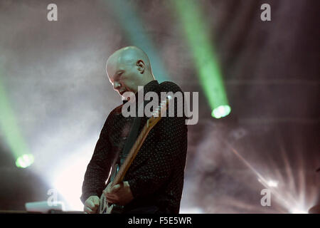 Glasgow, Regno Unito. 2 Novembre, 2015. Stuart Braithwaite dei Mogwai sul palco del Clyde Auditorium di Glasgow. Salvare i bambini (Scozia) rifugiato un concerto benefico presso il Clyde Auditorium di Glasgow. Con tutti i profitti dallo spettacolo andando a sostegno di salvare i bambini bambino crisi di rifugiati appello. Foto Stock