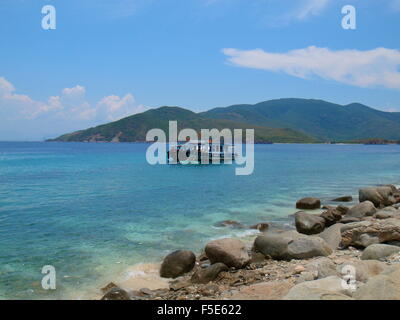 Piccola barca in mare su acqua chiara in Nha Trang, Vietnam. Foto Stock