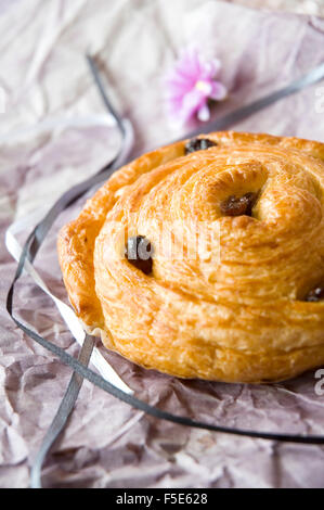 Close up raisin rotolo danese sullo sfondo Foto Stock