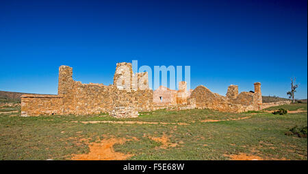 Vista panoramica del patrimonio culturale edifici in pietra a ruderi di Kanyaka homestead sotto il cielo blu vicino a Quorn, outback Australia del Sud Foto Stock