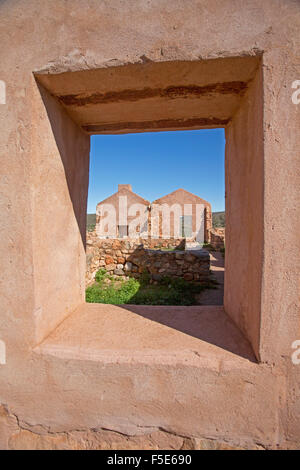 La porta che conduce al patrimonio storico elencato la costruzione di pietra a ruderi di Kanyaka stazione nord di Quorn, outback Australia del Sud Foto Stock