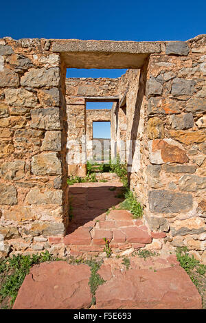 La porta che conduce al patrimonio storico elencato la costruzione di pietra a ruderi di Kanyaka stazione nord di Quorn, outback Australia del Sud Foto Stock