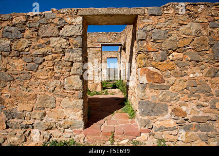 La porta che conduce al patrimonio storico elencato la costruzione di pietra a ruderi di Kanyaka stazione nord di Quorn, outback Australia del Sud Foto Stock