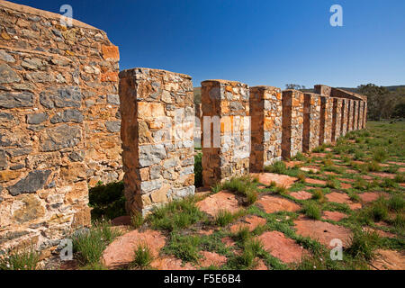 Abile pareti in muratura e pavimentazione, resti di taglio storico passo presso le rovine di Kanyaka a nord di Quorn, outback Australia del Sud Foto Stock