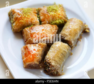 Deliziosi piatti freschi un bagno turco baklava con noci Foto Stock