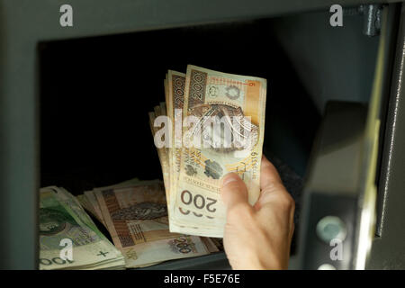 Aprire cassaforte piena con il polacco note (centinaia e due Polish zloty) Foto Stock