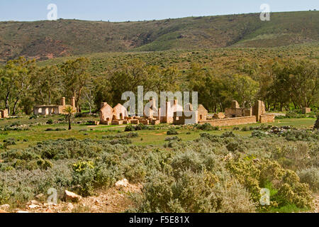 Paesaggio storico con edifici in pietra a ruderi di Kanyaka homestead ai piedi di una collina a nord di Quorn, in outback Australia del Sud Foto Stock