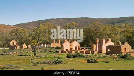 Vista panoramica del centro storico di edifici in pietra a ruderi di Kanyaka homestead sotto il cielo blu a nord di Quorn, outback Australia del Sud Foto Stock