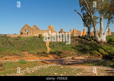 Vasto complesso di storici edifici di pietra a ruderi di Kanyaka homestead sotto il cielo blu a nord di Quorn, in outback Australia del Sud Foto Stock