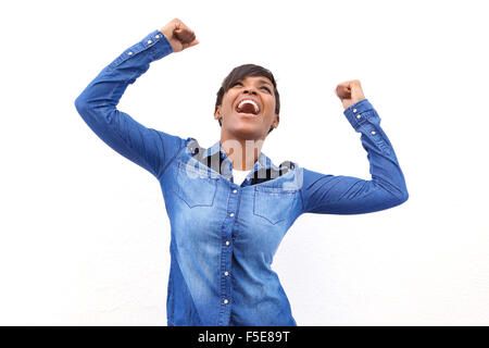 Ritratto di un giovane americano africano donna tifo con le braccia sollevate Foto Stock