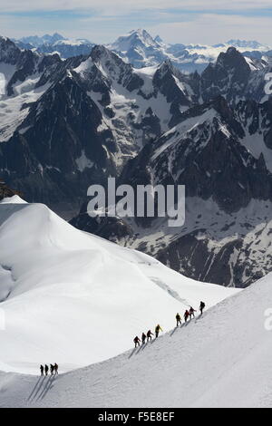 Gli alpinisti e gli scalatori escursionismo su un crinale nevoso, Aiguille du Midi, il Massiccio del Monte Bianco, Chamonix Haute Savoie, sulle Alpi francesi Foto Stock
