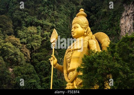 Statua del dio indù, Signore Muruganat, all'ingresso della Grotte Batu, Gombak, Malaysia, Asia sud-orientale, Asia Foto Stock