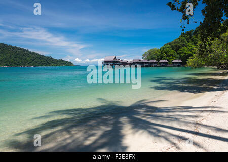 Mare e ville presso il lussuoso resort e spa di Pangkor Laut, Malaysia, Asia sud-orientale, Asia Foto Stock