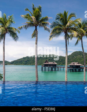 Mare e ville presso il lussuoso resort e spa di Pangkor Laut, Malaysia, Asia sud-orientale, Asia Foto Stock