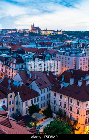 Vista sulla città vecchia tetti verso San Vito la cattedrale al tramonto, Sito Patrimonio Mondiale dell'UNESCO, Praga, Repubblica Ceca Foto Stock