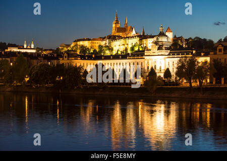 San Vito la cattedrale e il Castello di Praga illuminata al crepuscolo, Sito Patrimonio Mondiale dell'UNESCO, Praga, Repubblica Ceca, Europa Foto Stock