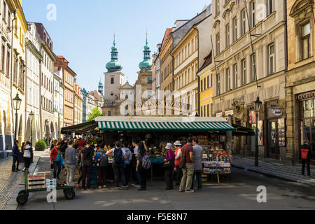 Havelsky Trziste è il centro storico più grande mercato all'aperto di fronte st Havel Chiesa, Praga, Repubblica Ceca, Europa Foto Stock