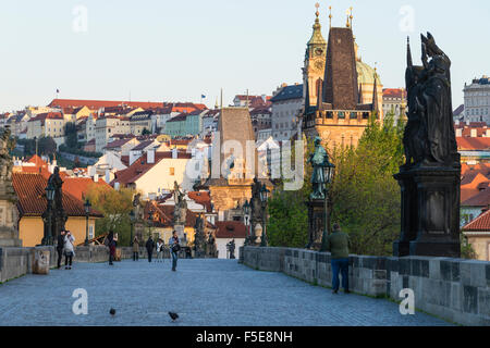 La mattina presto sul Ponte Carlo guardando verso il Castello di Praga e Hradcany, Sito Patrimonio Mondiale dell'UNESCO, Praga, Repubblica Ceca Foto Stock