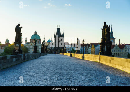 La mattina presto sul Ponte Carlo guardando verso il centro storico, Patrimonio Mondiale dell Unesco, Praga, Repubblica Ceca, Europa Foto Stock