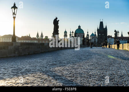 La mattina presto sul Ponte Carlo guardando verso il centro storico, Patrimonio Mondiale dell Unesco, Praga, Repubblica Ceca, Europa Foto Stock