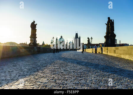 La mattina presto sul Ponte Carlo guardando verso il centro storico, Patrimonio Mondiale dell Unesco, Praga, Repubblica Ceca, Europa Foto Stock