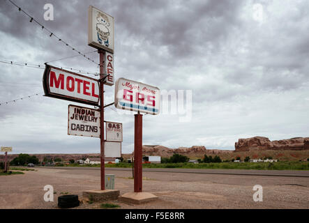 Motel e stazione di gas sull'autostrada 163, Utah, Stati Uniti d'America, America del Nord Foto Stock