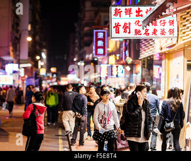 Strada notte in scena a Mongkok, Kowloon, Hong Kong, Cina, Asia Foto Stock