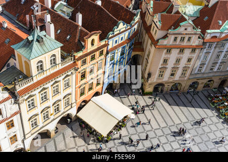 Elevato angolo di visione degli edifici nella Piazza della Città Vecchia, sito Patrimonio Mondiale dell'UNESCO, Praga, Repubblica Ceca, Europa Foto Stock