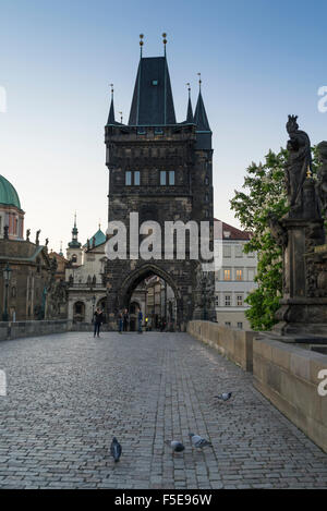 La mattina presto sul Ponte Carlo, Sito Patrimonio Mondiale dell'UNESCO, Praga, Repubblica Ceca, Europa Foto Stock