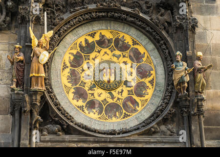 Dettaglio dell'Orologio Astronomico e il Vecchio Municipio, Sito Patrimonio Mondiale dell'UNESCO, Praga, Repubblica Ceca, Europa Foto Stock