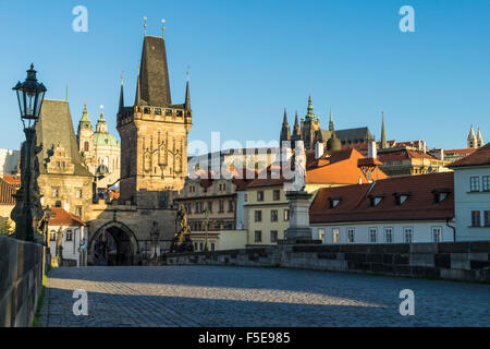 La mattina presto sul Ponte Carlo, Sito Patrimonio Mondiale dell'UNESCO, Praga, Repubblica Ceca, Europa Foto Stock