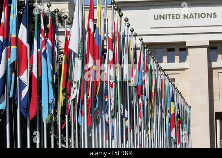 Bandiera rivestita approccio all'ingresso per le Nazioni Unite hanno sede a Ginevra, Svizzera, Europa Foto Stock