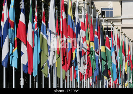 Bandiera rivestita approccio all'ingresso per le Nazioni Unite hanno sede a Ginevra, Svizzera, Europa Foto Stock