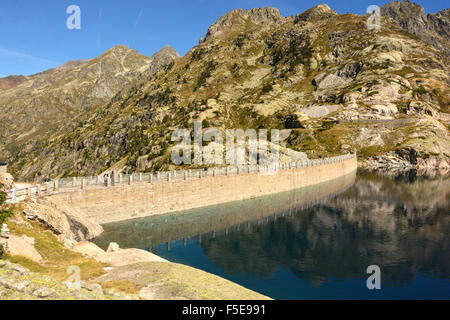 Artouste diga e lago nella valle Osseau, Pyrenees-Atlantiques, Francia, Europa Foto Stock