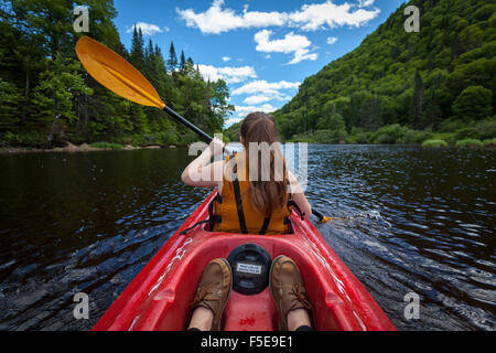 Giovane donna pale lungo il fiume in un kayak, Jacques-Cartier National Park, Quebec, Canada, America del Nord Foto Stock