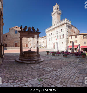 Piazza Grande Piazza e Palazzo Contuzzi, street cafe, Montepulciano in provincia di Siena, Toscana, Italia, Europa Foto Stock