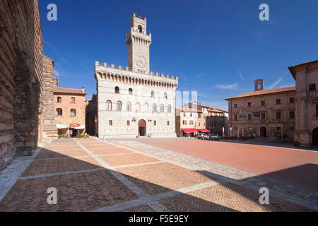 Piazza Grande Piazza e Palazzo Contuzzi, Montepulciano in provincia di Siena, Toscana, Italia, Europa Foto Stock