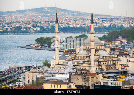 Nuova Moschea (Yeni Cami) con lo stretto del Bosforo dietro, Istanbul, Turchia, Europa Foto Stock