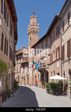 Città vecchia con la Torre La Torre Campanaria, Buonconvento, in provincia di Siena, Toscana, Italia, Europa Foto Stock